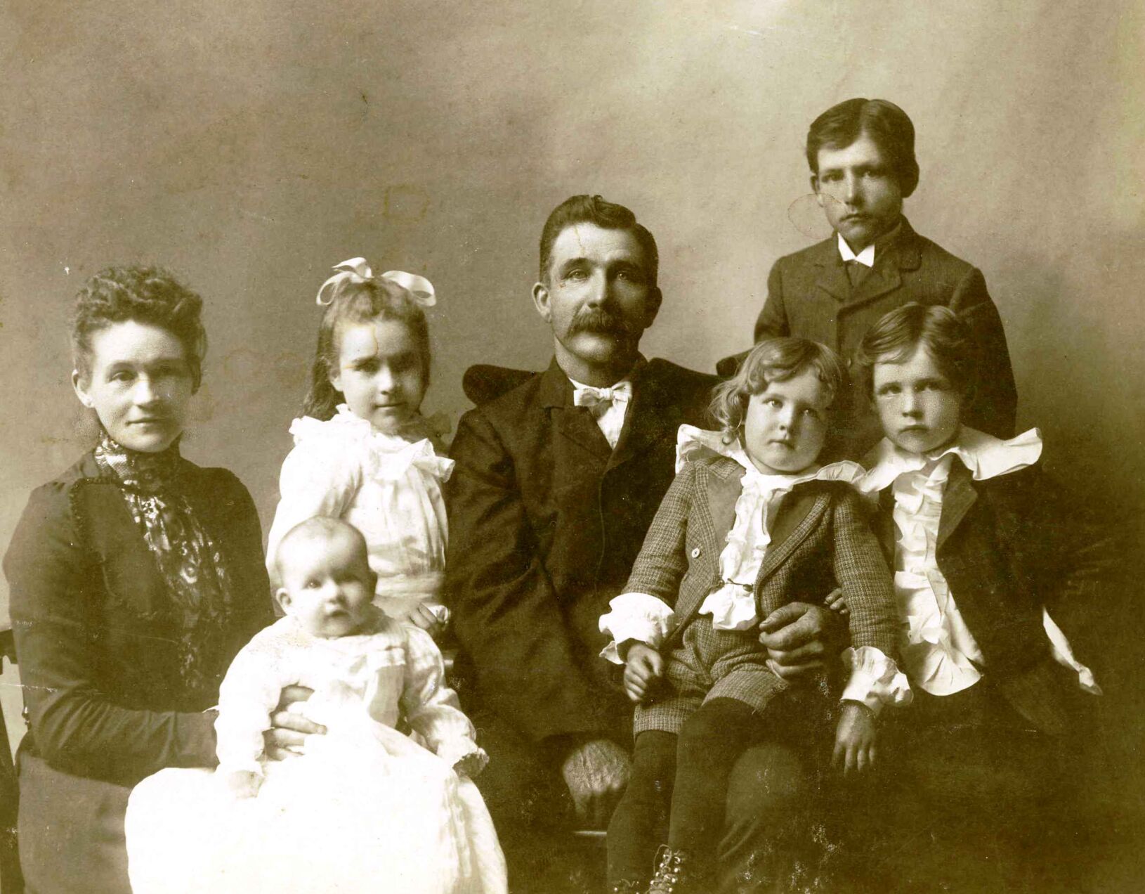 Mike Horan family 1902.jpg